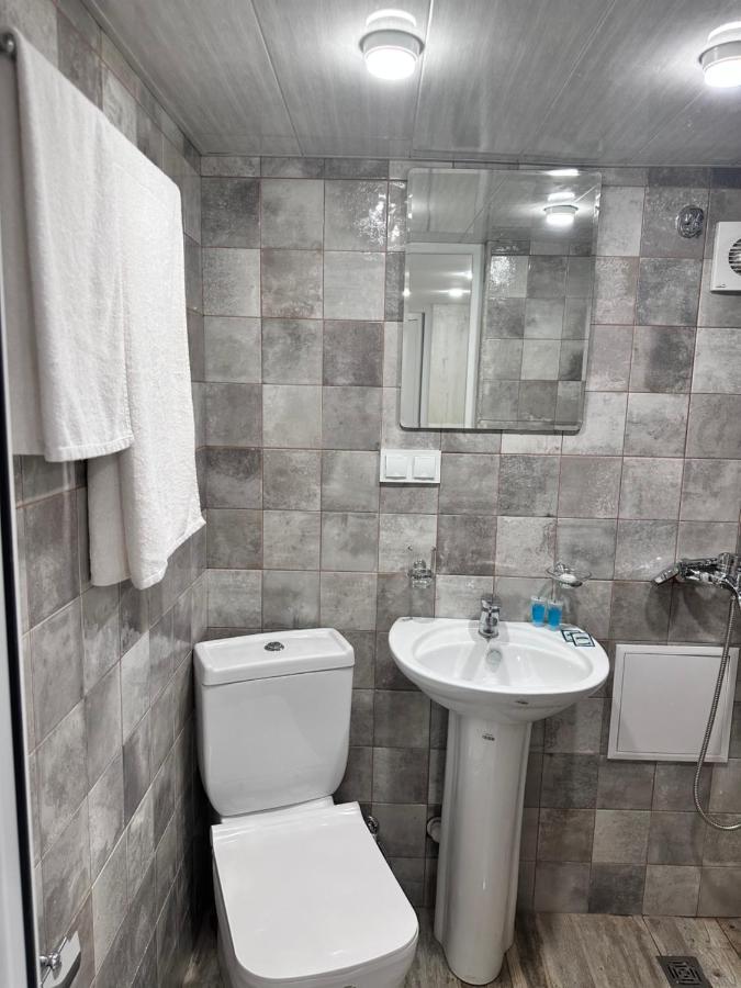 Mandarin Hotel Jerevan Buitenkant foto