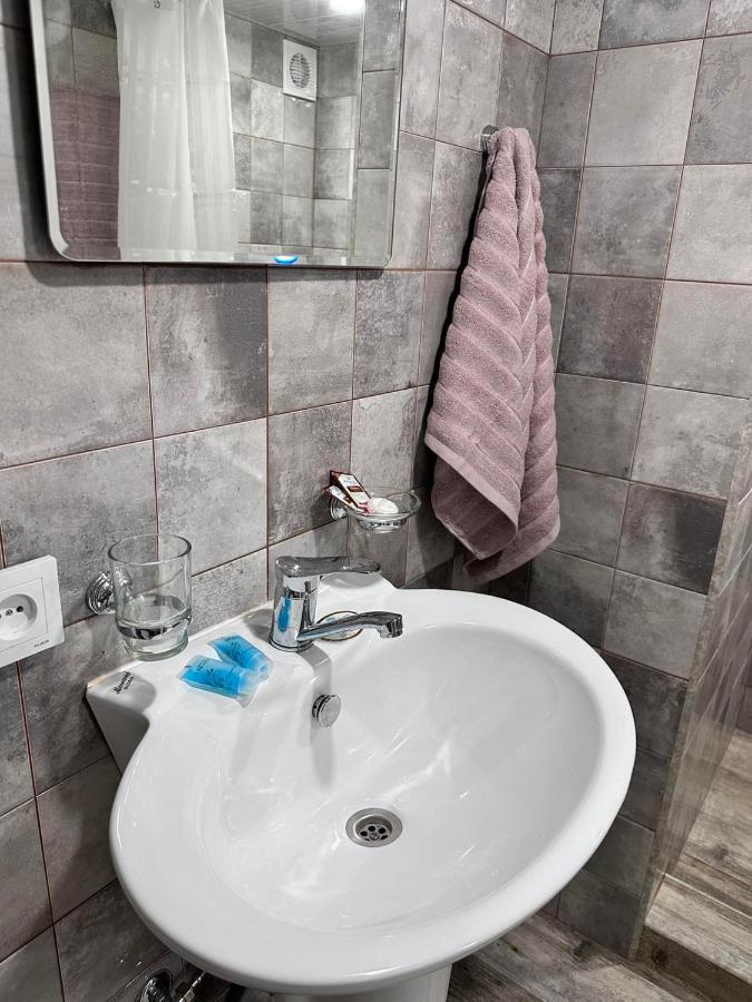 Mandarin Hotel Jerevan Buitenkant foto